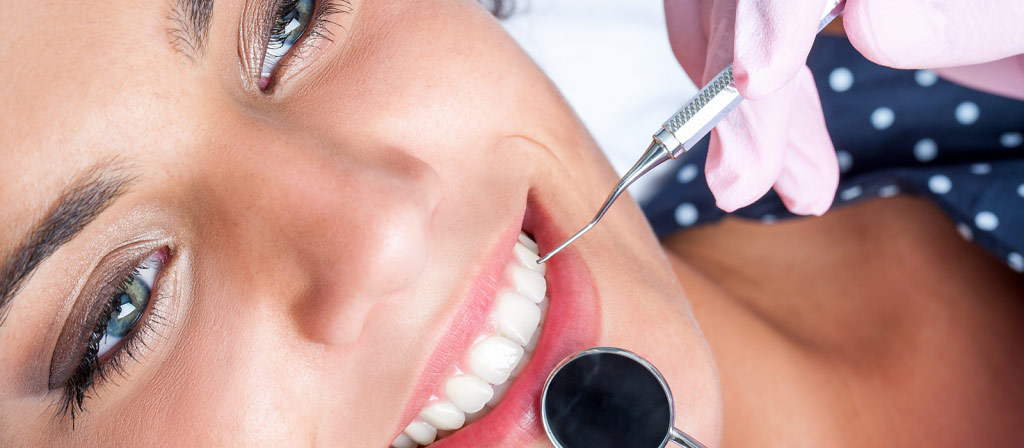 Clínica Dental Doctores Feced mujer en tratamiento odontológico