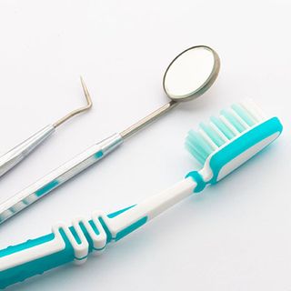 Clínica Dental Doctores Feced cepillo y herramientas odontologicas